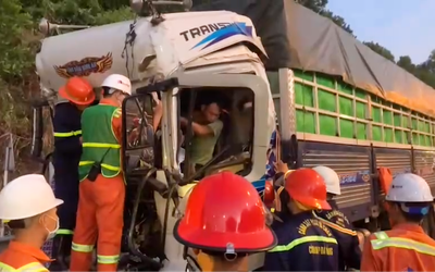 Cảnh sát cứu tài xế mắc kẹt trong cabin xe tải sau tai nạn ở Đà Nẵng
