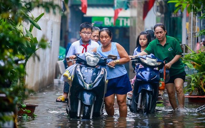 Mưa ngập chưa rút lại đến triều cường ở TP.HCM, người dân bì bõm lội nước