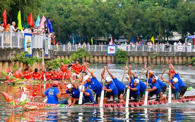 Ngàn người xem đua ghe ngo trên kênh Nhiêu Lộc - Thị Nghè, TP.HCM