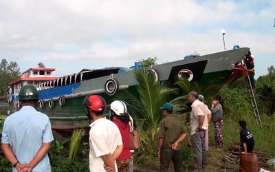 Sà lan tông ghe trên sông ở Cà Mau, 1 người chết