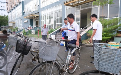 Cán bộ ký túc xá sửa xe đạp gửi tặng trẻ em khó khăn
