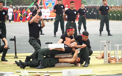 Cảnh sát cơ động phô diễn võ thuật, khí công ấn tượng trong lễ kỷ niệm 50 năm