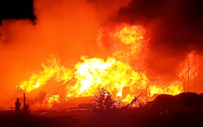 Cháy công ty gỗ trên quốc lộ 13 ở Bình Dương, khói lửa sáng rực một góc trời