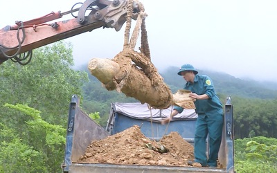 Công binh di dời và hủy nổ quả bom 340kg ở Nghệ An