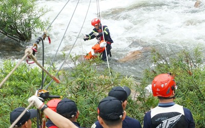 Lính cứu hỏa Đà Nẵng luyện tập đu dây vượt suối cứu hộ cứu nạn