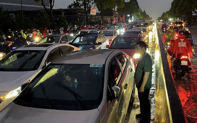 Đường lớn Phạm Văn Đồng ngập cả đoạn, hàng ngàn xe 'chết đứng'