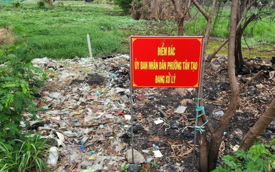 Phường Tân Tạo cắm bảng 'điểm rác', 'đang xử lý' nơi ngập rác y tế ở quận Bình Tân