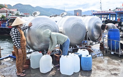 Vỡ đường ống vượt biển, người dân vịnh Nha Trang phải xếp hàng lấy nước ngọt