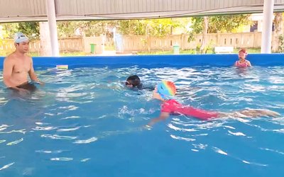 Nhóm Ironman, vận động viên SEA Games dạy bơi miễn phí cho trẻ em vùng rốn lũ
