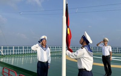 Xúc động hình ảnh Trường Sa treo cờ rủ hướng về đất liền tưởng nhớ Tổng Bí thư Nguyễn Phú Trọng
