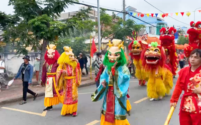 Đông đảo người dân Cần Giờ và du khách tham gia lễ đưa rước Nghinh Ông