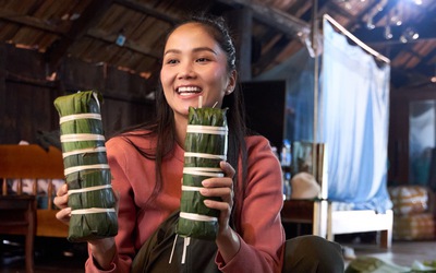 Gia đình hoa hậu H'Hen Niê gói 400 bánh tét tặng người dân khó khăn ăn Tết