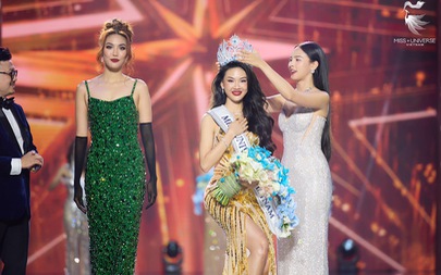 Khoảnh khắc tân Miss Universe Vietnam Bùi Quỳnh Hoa tìm bố và mẹ ngay sau khi đăng quang