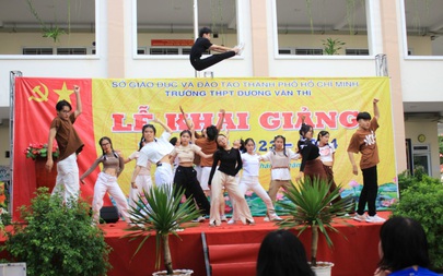 Màn tung người bay lên không trung của teen trường THPT Dương Văn Thì