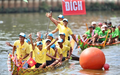 Tái hiện lễ hội đua ghe ngo của người Khmer Nam Bộ giữa lòng thành phố