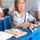 Bé gái nhíu mày khi nhìn trộm bài kiểm tra