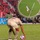 Cầu thủ dùng tay chơi bóng, biếu không cho đối thủ quả penalty