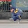 Bé trai nhảy hip hop khi chờ xe buýt