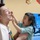 Con gái bắt đền bố vì xin một miếng cắn hết cả cây kem