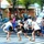 Người dân chờ đèn đỏ phì cười với 4 chàng trai nhún nhảy qua đường