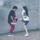 Cô gái đập mặt vào tường khi chơi trò 'đá gà'