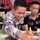 Thanh niên say rượu gắp mồi hoài không được vì nhìn vành đĩa tưởng miếng cá