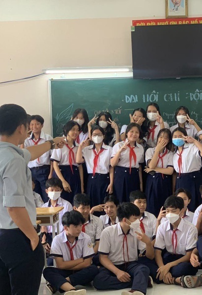 Thử liền chiếc trend “chỉ tay cùng thầy cô”