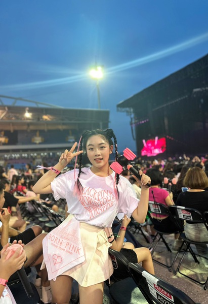 Fan Kpop bán đồ gây quỹ hơn 25 triệu đồng giúp bạn đến trường