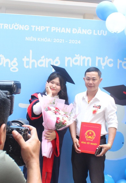 Lễ tri ân trưởng thành đầy cảm xúc của teen Trường THPT Phan Đăng Lưu