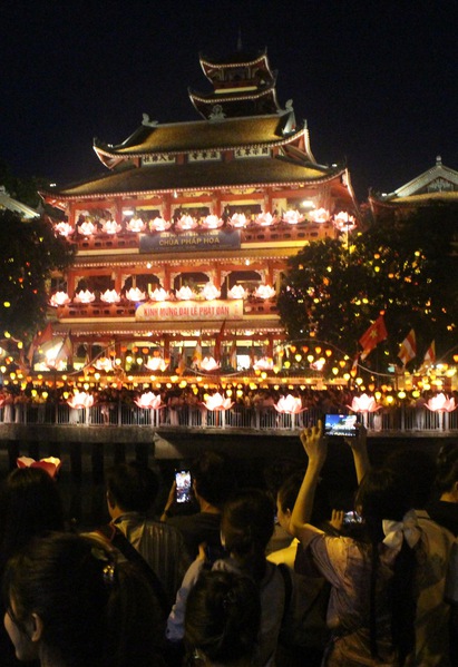 Đông đảo người dân thả đèn hoa đăng mừng đại lễ Phật Đản