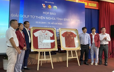 Đấu giá 2 áo đấu của tuyển nữ Việt Nam để tặng lại cầu thủ nữ đón Tết