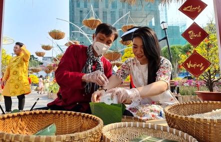 Đi cầu khỉ, học gói bánh chưng tại Hội hoa xuân