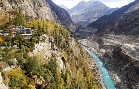 Vượt ‘kỳ quan thứ 8’ đến thung lũng sắc màu ở Pakistan