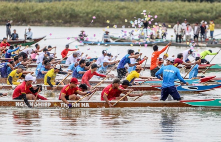 10.000 người về làng gốm Thanh Hà xem đua thuyền trên sông Thu Bồn