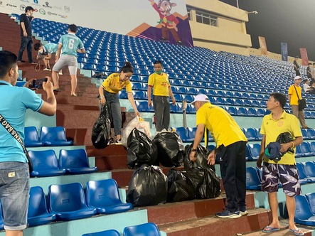 Người hâm mộ dọn sạch rác trên sân Thiên Trường sau các trận đấu
