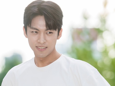 Kwon “Mánh Khóe” bị bố mắng vì đóng vai xấu tính trong ‘Nữ luật sư kỳ lạ Woo Young Woo’