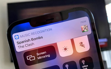 Chợt nghe một bài hát hay, bạn có biết cách dùng iPhone tìm tên?