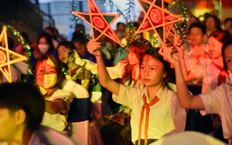 Chủ tịch nước dự chương trình Lồng đèn thắp sáng ước mơ ở Bình Phước