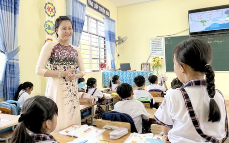 Cô giáo tới tận nhà chở trò nghèo đi học, dạy toán bằng trò chơi 'cứu cá voi'