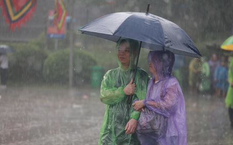 Lễ dâng hương giỗ Tổ Hùng Vương dưới cơn mưa rào mát mẻ