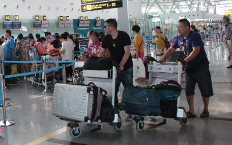 Mải mê nói chuyện, để quên túi có hơn 300 triệu ở sân bay Đà Nẵng
