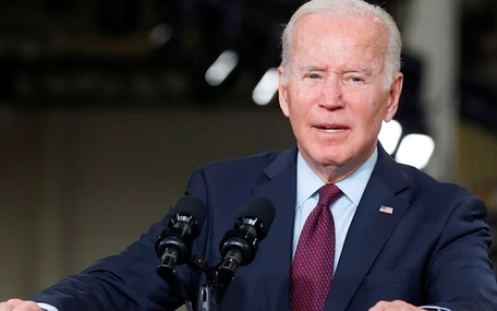 Ông Biden suýt ngủ gục trên sân khấu trong cuộc tranh luận với đối thủ Donald Trump