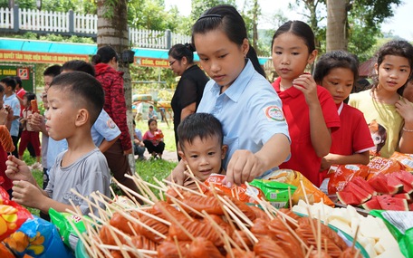 Trung thu của học sinh Làng Nủ, chia kẹo cho những chỗ ngồi đã trống