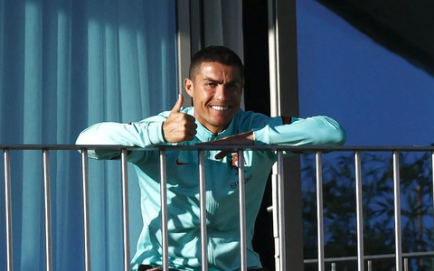 Ronaldo vẫn 'tươi như hoa' chụp ảnh từ khu cách ly COVID-19