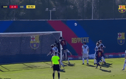 Sao trẻ Barca ghi bàn tuyệt đẹp từ... chấm phạt góc