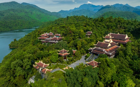 Về Huế khám phá thiên nhiên nguyên bản, phố cổ ven sông mùa lễ hội