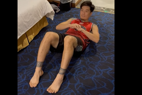 Video: Cùng 'soái ca' bóng rổ tập thể thao mùa dịch