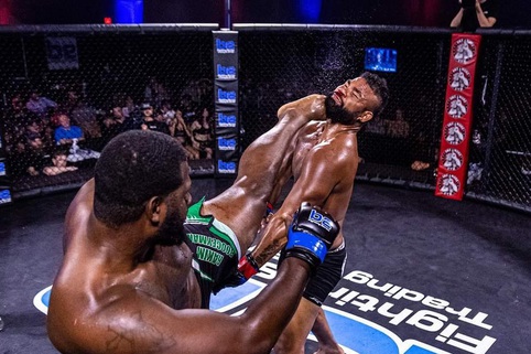 Video: Võ sĩ hạng nặng tung cước làm đối thủ bất tỉnh và giành đai vô địch