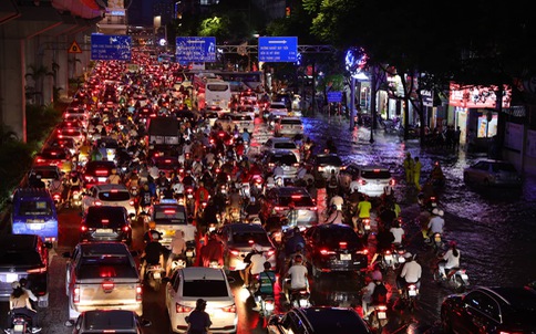 Đường phố Hà Nội hỗn loạn, ùn tắc dài sau cơn mưa 160mm hiếm gặp