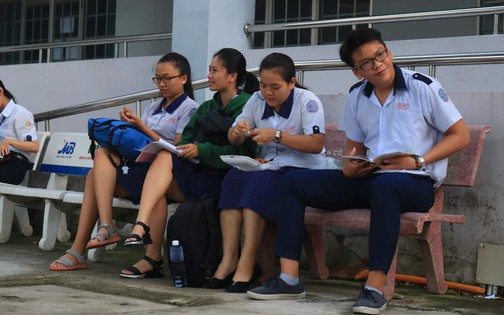 Thi gần nhà vẫn phải đi thi thật sớm, môn văn hơi... lo lo